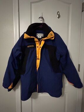 Columbia vintage mens ski jacket wit removable jacket liner. Size small